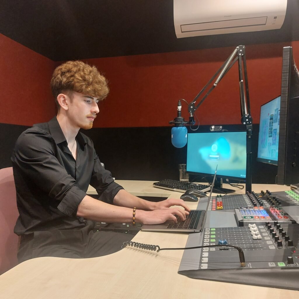 Dean Currie Graphic Designer Radio